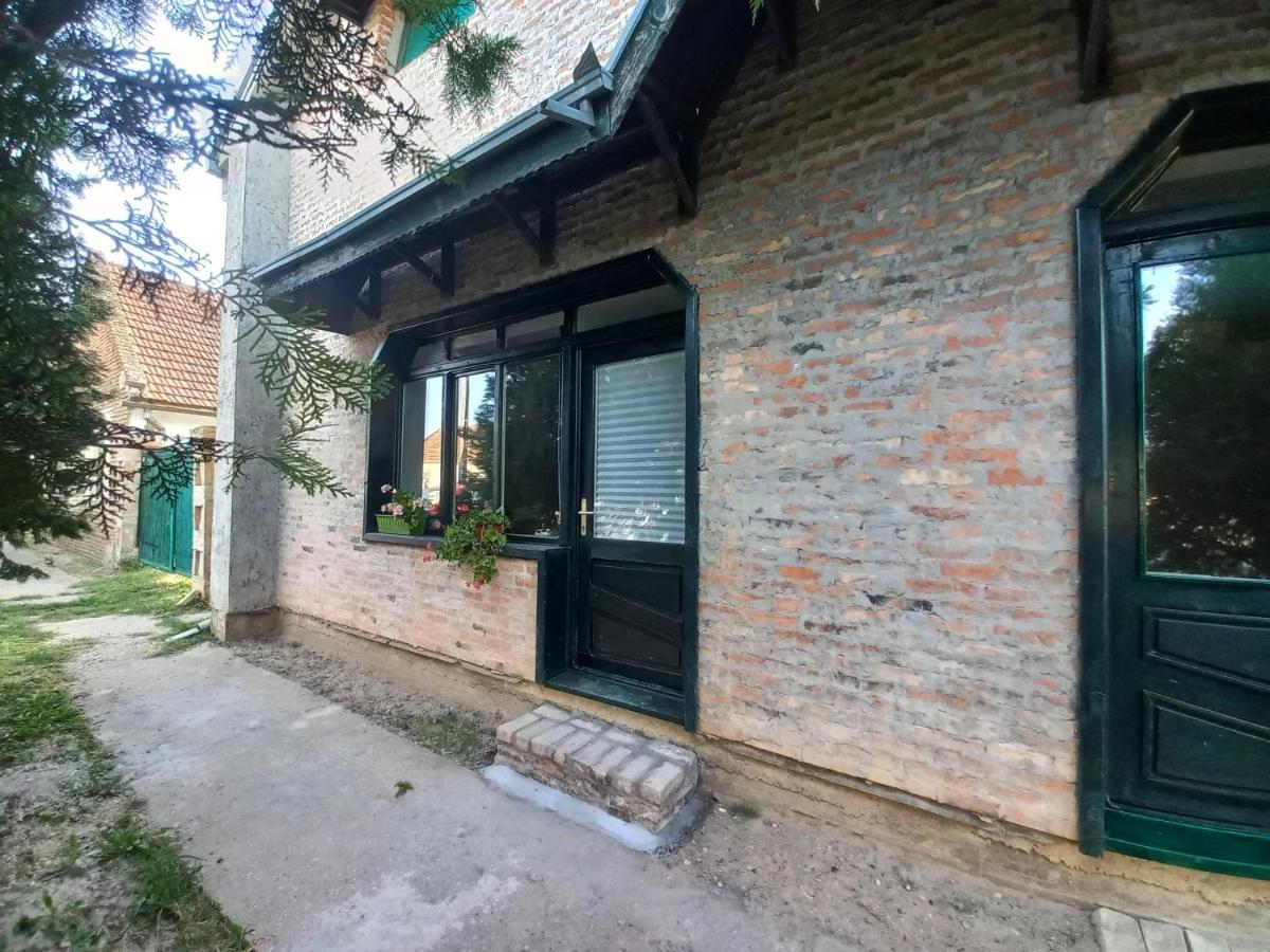 Kod Velikih Tuja Apartment Melenci ภายนอก รูปภาพ
